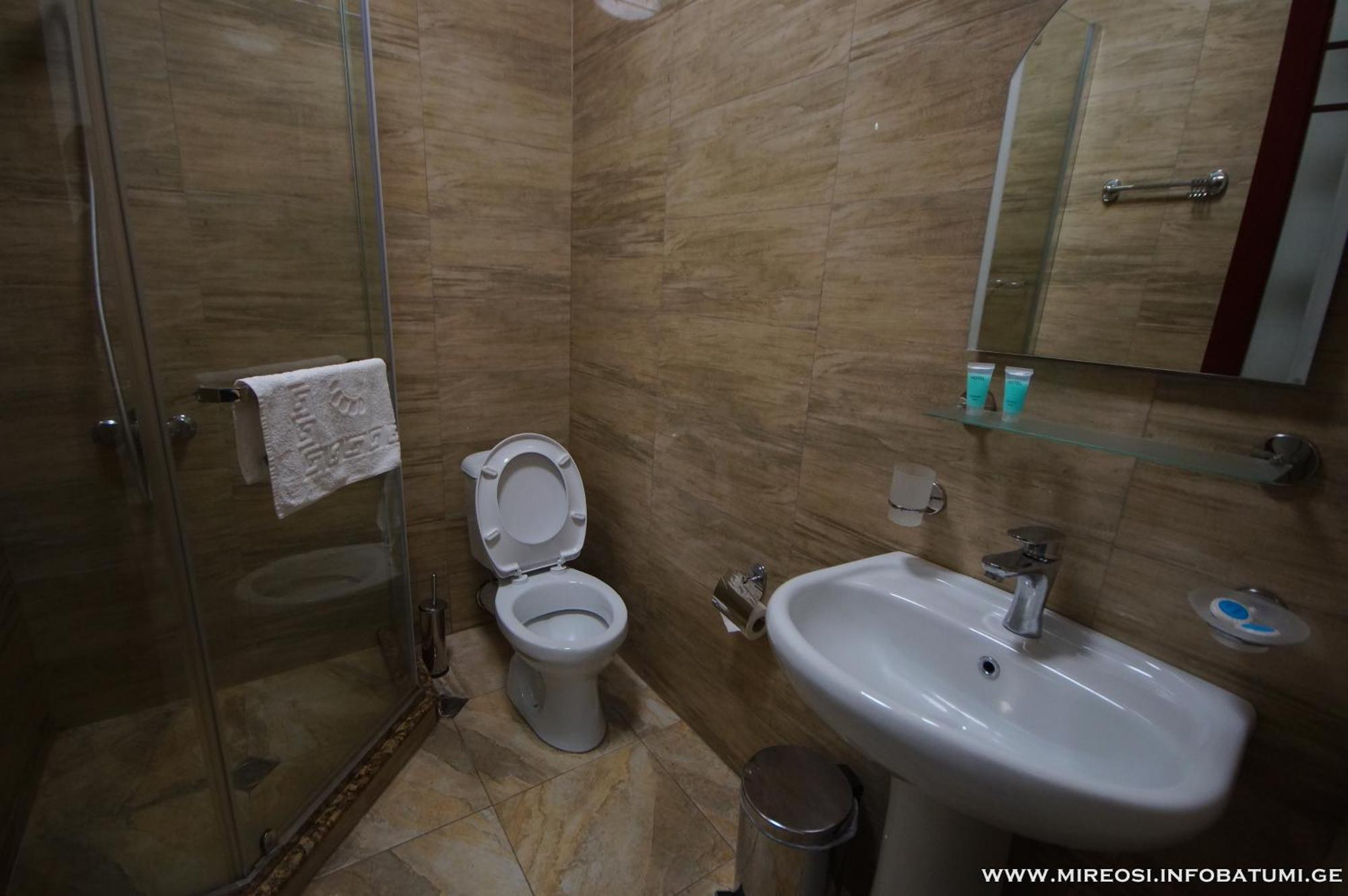 Hotel Mireosi Batumi Bagian luar foto