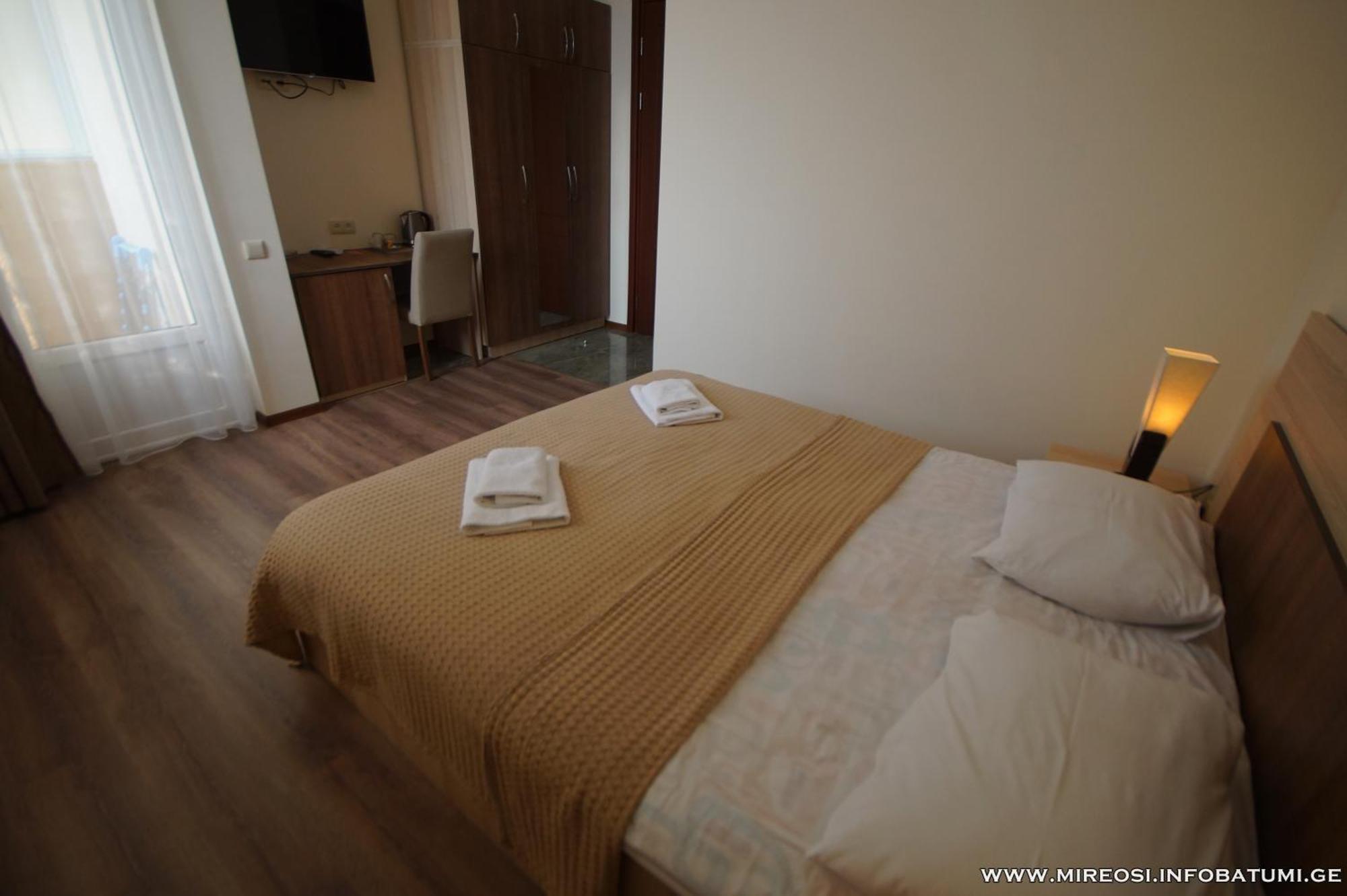Hotel Mireosi Batumi Bagian luar foto