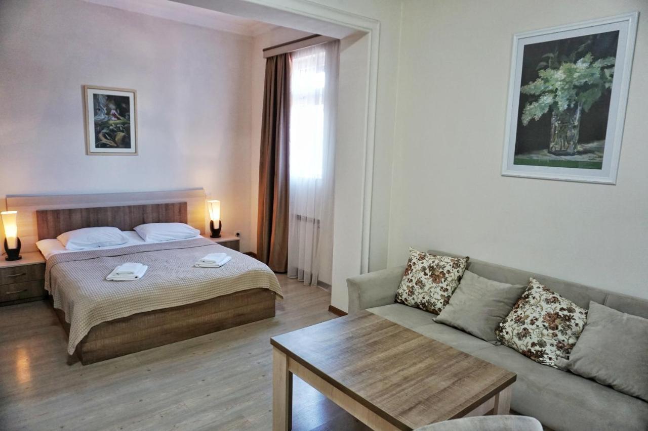 Hotel Mireosi Batumi Bagian luar foto